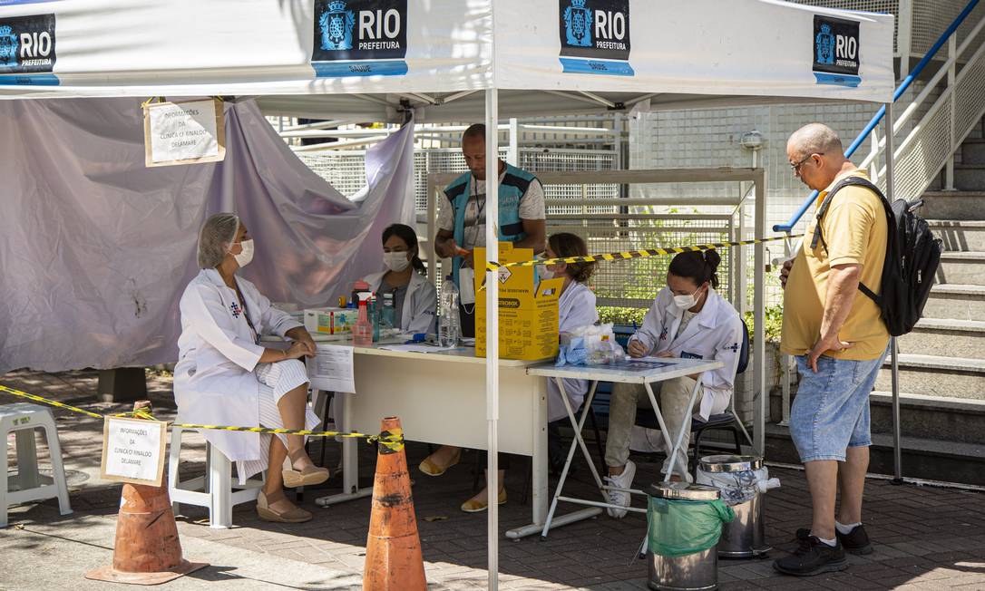 A que atende moradores da Rocinha montou tenda do lado de fora para fazer a triagem de pacientes com suspeita de Covid-19 Foto: Hermes de Paula / Agencia O Glob / Agência O Globo