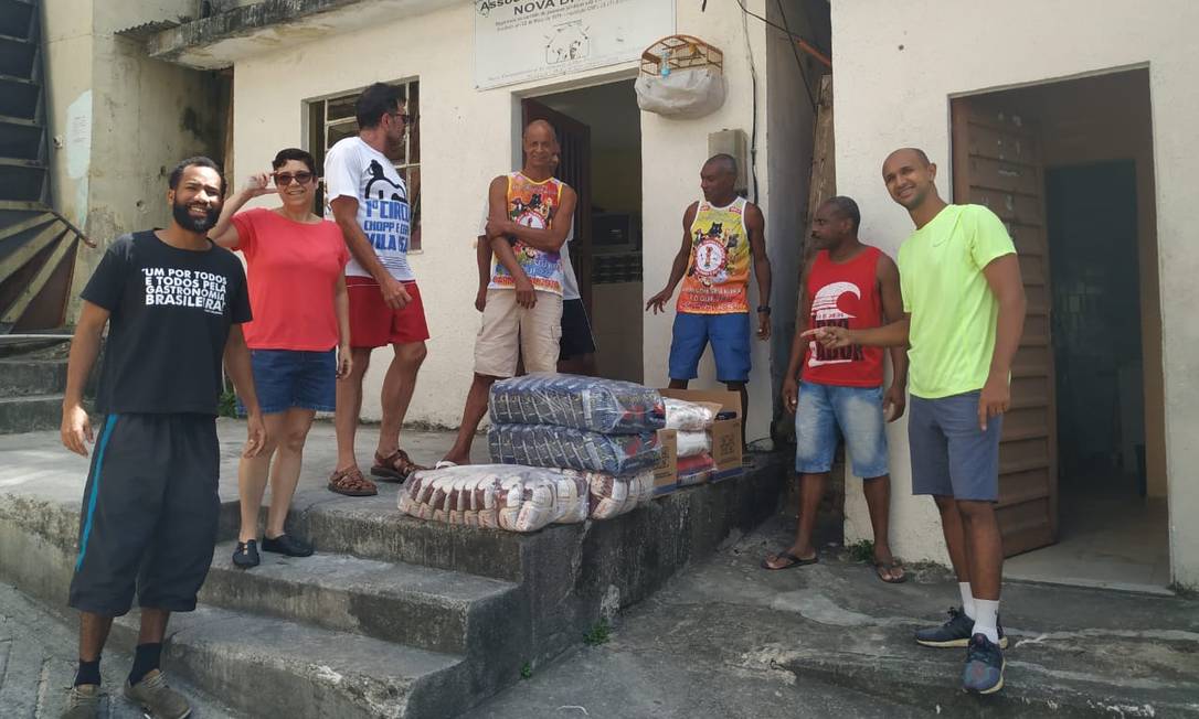 Nova Divinéia: João Diamante e Fabiano Sued entregam alimentos via o articulador da comunidade, Gilson Ribeiro Foto: Divulgação