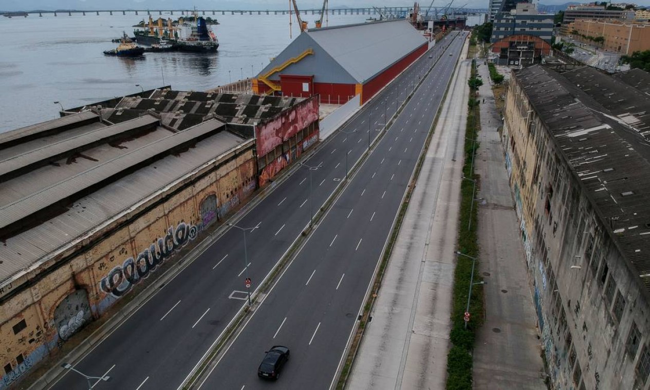 Via Binário, na Zona Portuária, praticamente sem carros Foto: MAURO PIMENTEL / AFP - 24/03/2020