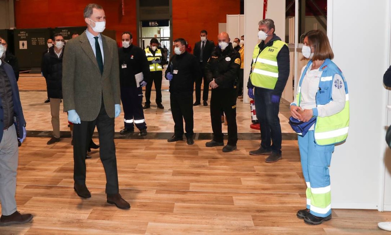 O rei Felipe VI da Espanha visita um hospital militar instalado no centro de conferências da IFEMA, em Madri Foto: Spanish Royal House / via REUTERS
