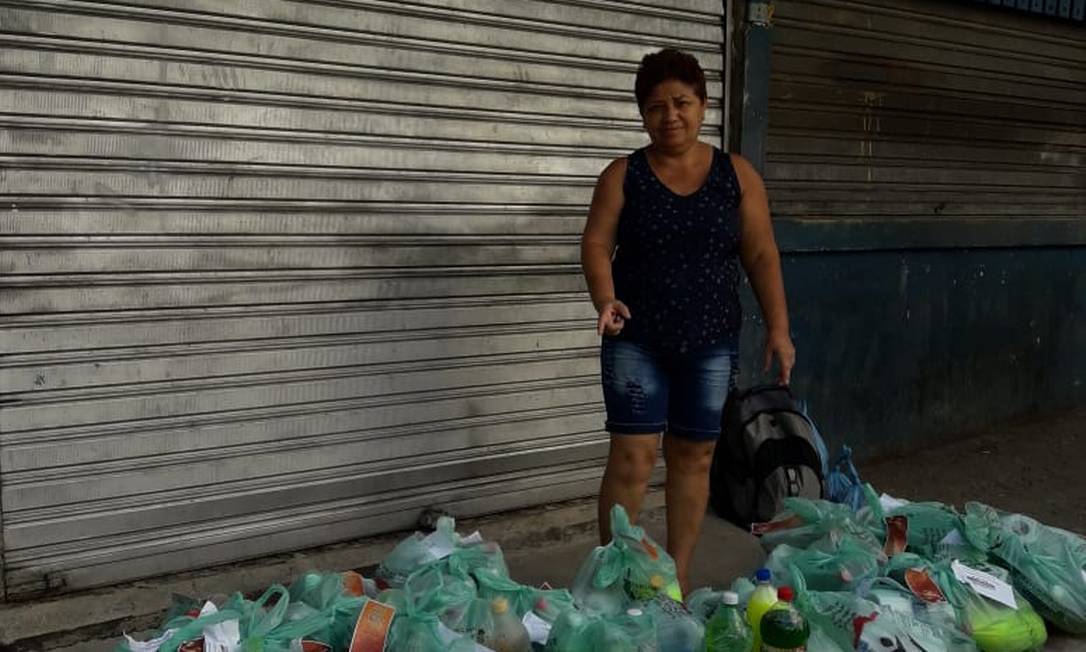 Maria do Socorro Oliveira, presidente da Associação de Moradores da Indiana, localidade dentro do Borel, recebe parte dos kits de limpeza Foto: Divulgação