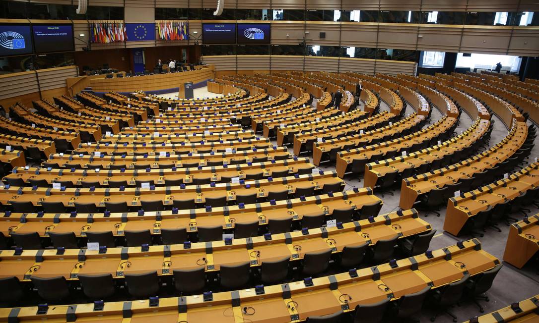 Plenário do Parlamento Europeu durante votação sobre uso de verbas do orçamento do bloco para financiar ações para o coronavírus Foto: ARIS OIKONOMOU / AFP