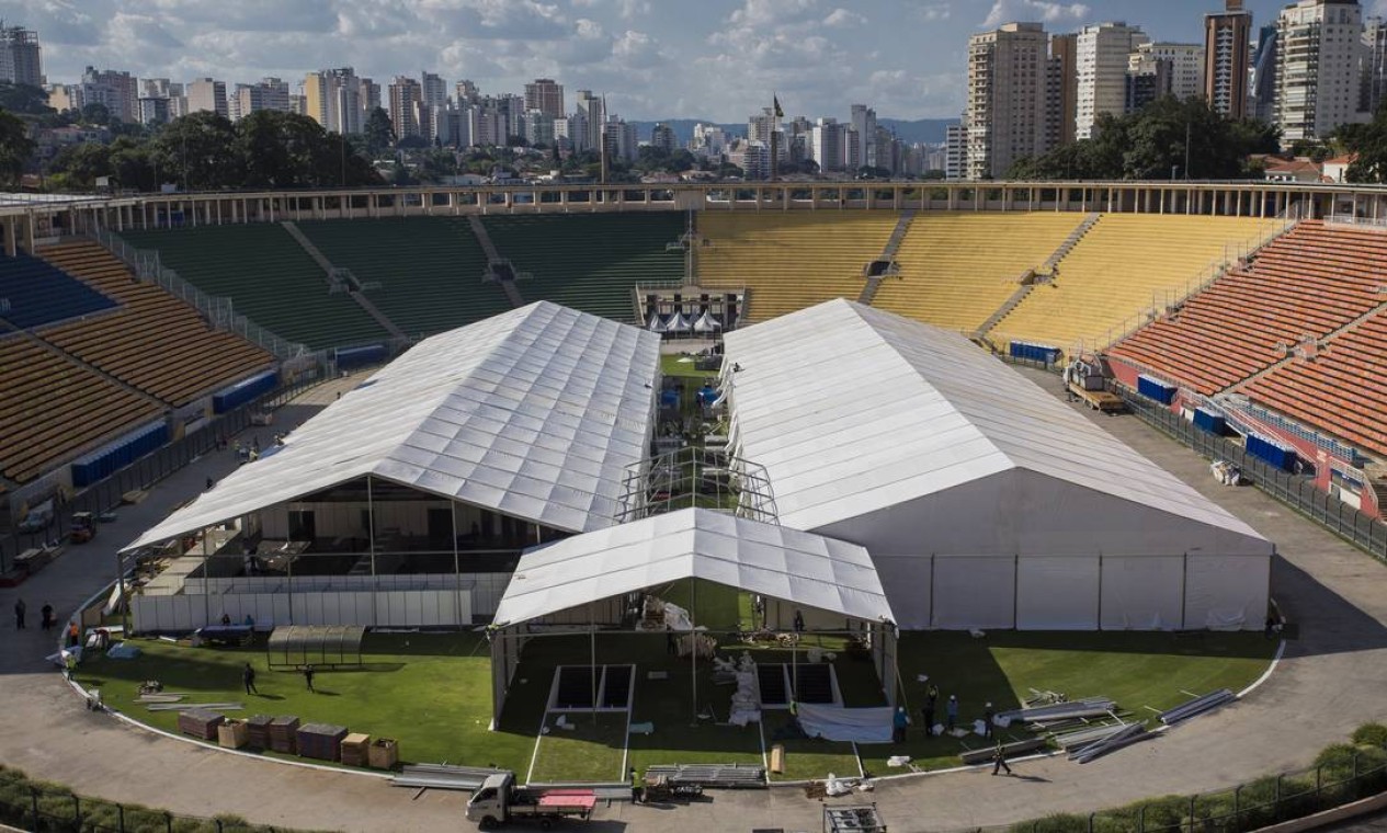 O Estádio do Pacaembu, em São Paulo, começou a receber estruturas provisórias para abrigar um hospital de campanha Foto: Edilson Dantas / Agência O Globo