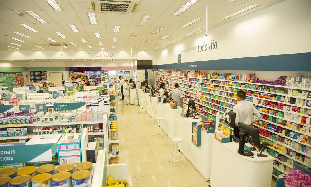 As farmácias da rede Raia Drogasil continuam abertas durante a crise, mas recomendação é compra por telefone ou internet Foto: Gabriel Monteiro / Agência O Globo