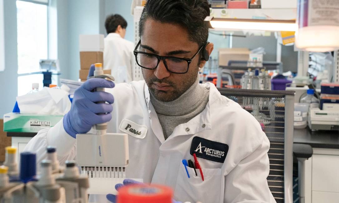 A assistente de pesquisa Parsa Parirokh, da empresa de medicamentos para RNA Arcturus Therapeutics realiza pesquisas sobre uma vacina para da Covid-19 em um laboratório em San Diego, Califórnia, nos Estados Unidos Foto: BING GUAN / REUTERS