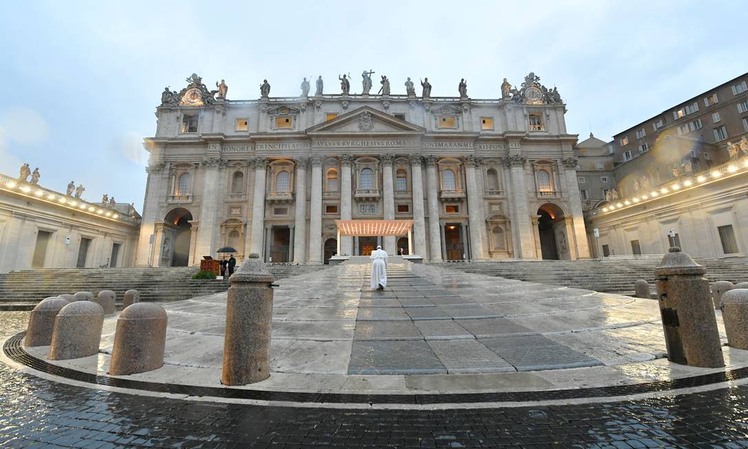 O Papa Francisco chega sozinho à Basílica de São Pedro para a oração especial Foto: Vaticano / AFP