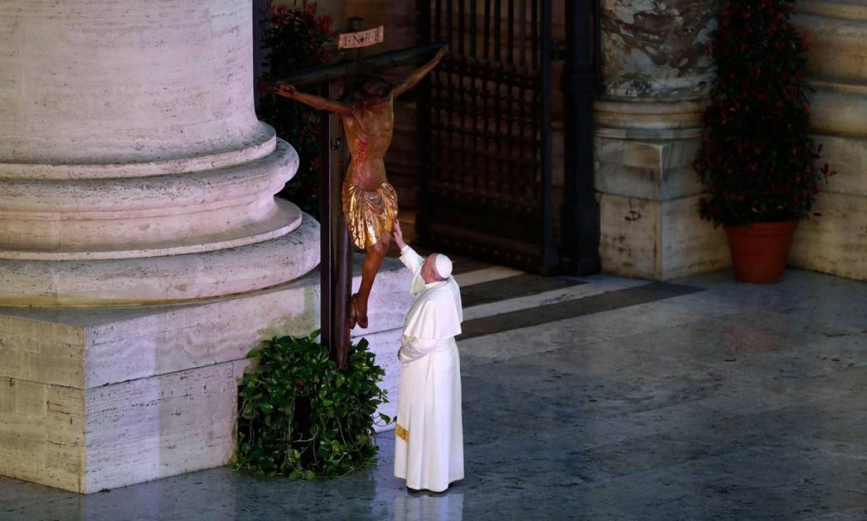 O papa Francisco abençoa um crucifixo milagroso trazido da Igreja de São Marcello no Corso. Em 1552, o mesmo foi usado em uma procissão em torno de Roma para deter a grande praga Foto: YARA NARDI / AFP
