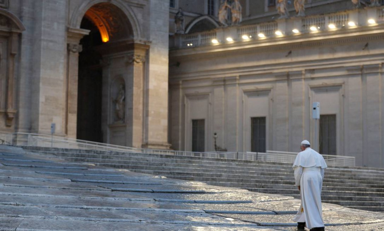 O papa Francisco chega sozinho à Basílica de São Pedro para a oração especial Foto: YARA NARDI / AFP