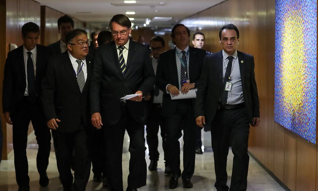 O presidente Jair Bolsonaro e assessores Foto: Marcos Correa / Divulgação