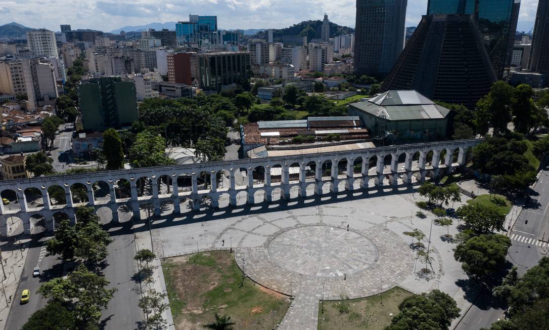 Arcos da Lapa, um dos principais cartões-postais do Rio, em 27 de março de 2020, durante situação de emergência e confinamento social para enfrentar a pandemia da Covid-19 Foto: Brenno Carvalho / Agência O Globo