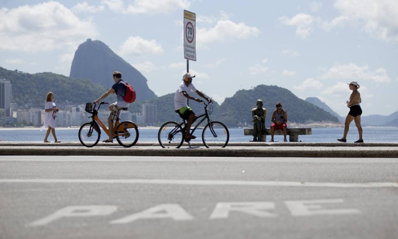 Passeios de bicicleta e caminhadas no calçadão de Copacabana durante quarentena Foto: Márcia Foletto / Agência O Globo - 27/03/2020