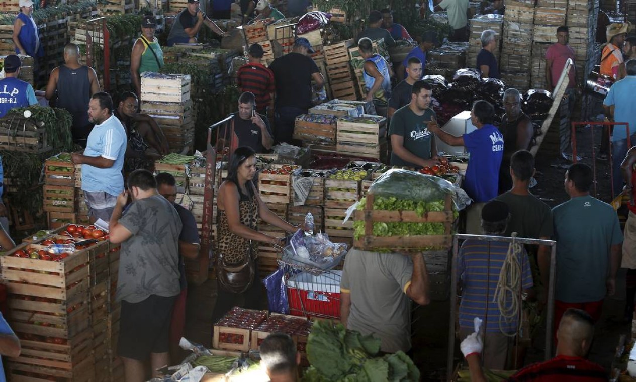 Comerciantes, carregadores e clientes se aglomeram no Ceasa de Irajá durante surto do novo coronavírus Foto: FABIANO ROCHA / Agência O Globo