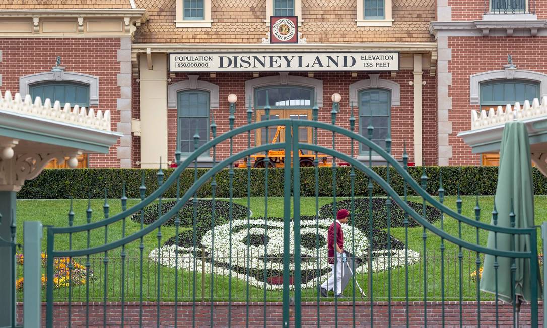 Os parques da Disney nos EUA estão fechados desde o dia 14 Foto: DAVID MCNEW / AFP
