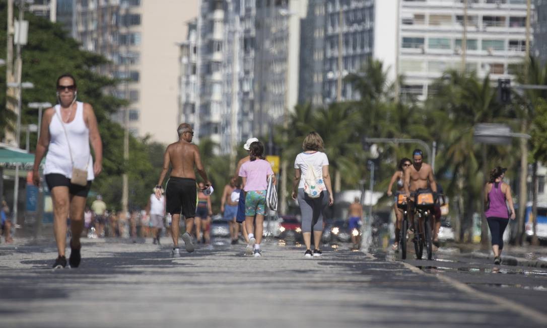 Na orla de Copacabana, movimento no calçadão foi grande Foto: Márcia Foletto / Agência O Globo