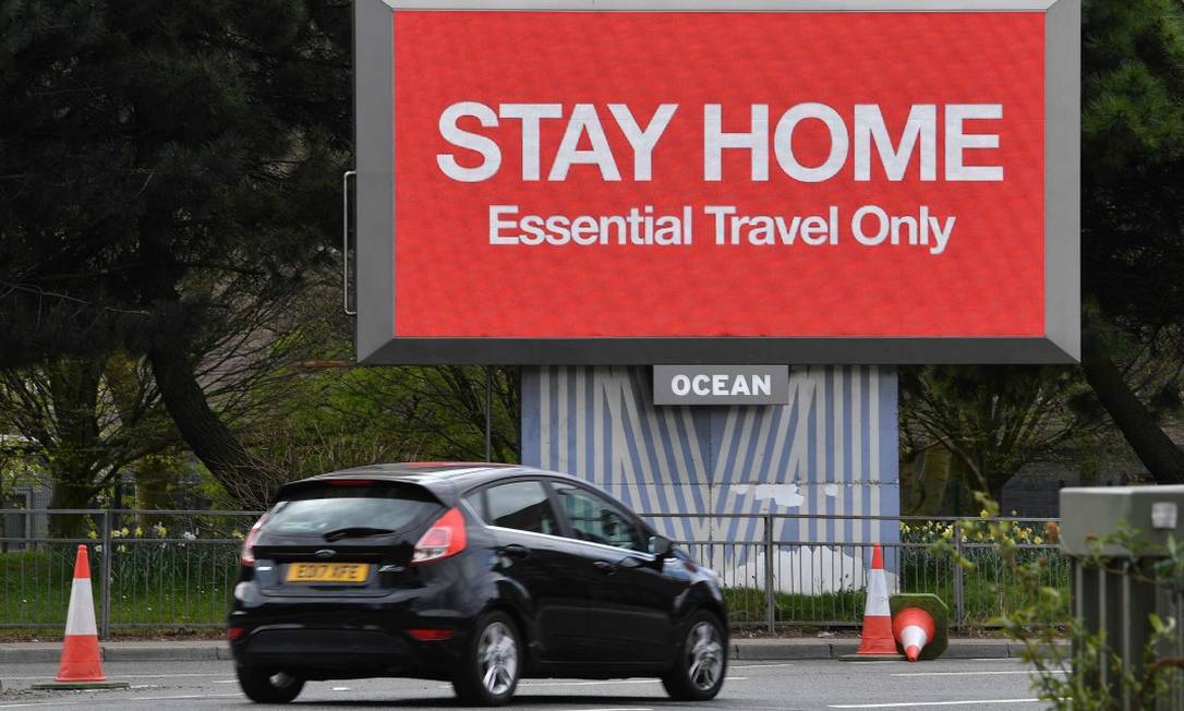 No Reino Unido, sinal luminoso diz "Fique em casa. Apenas viagens essenciais" Foto: PAUL ELLIS / AFP