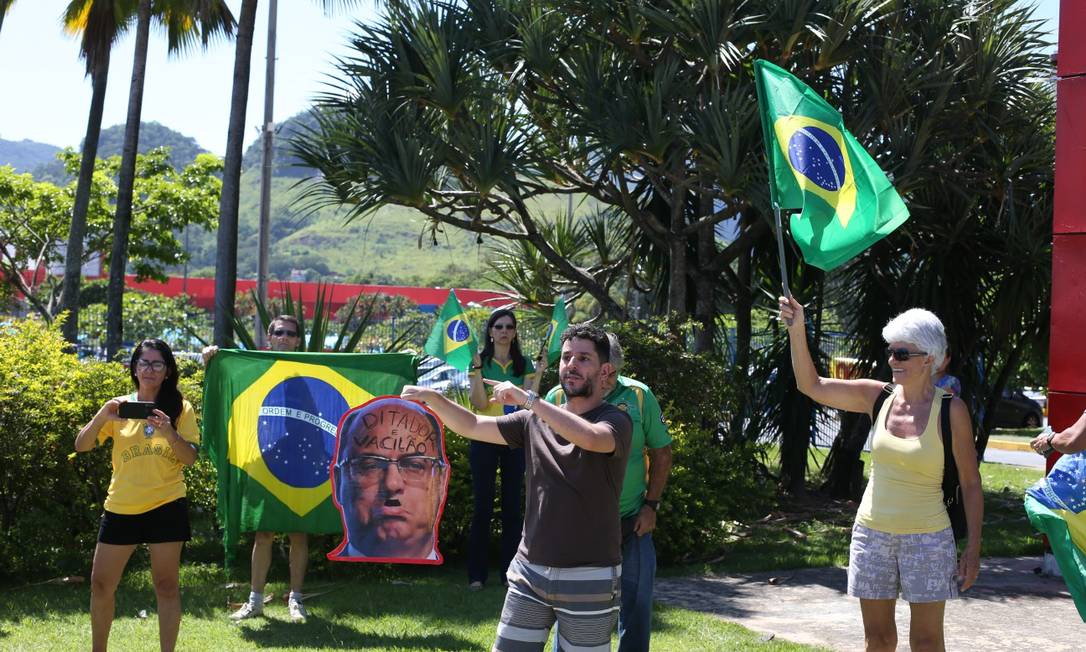 Manifestantes se encontraram em supermercado na Barra Foto: Pedro Teixeira / Agência O Globo