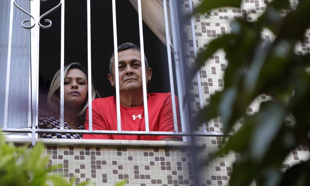 Em casa, Márcia e Carlos Augusto não vão conseguir quitar todas as contas Foto: Luiza Moraes / Agência O Globo