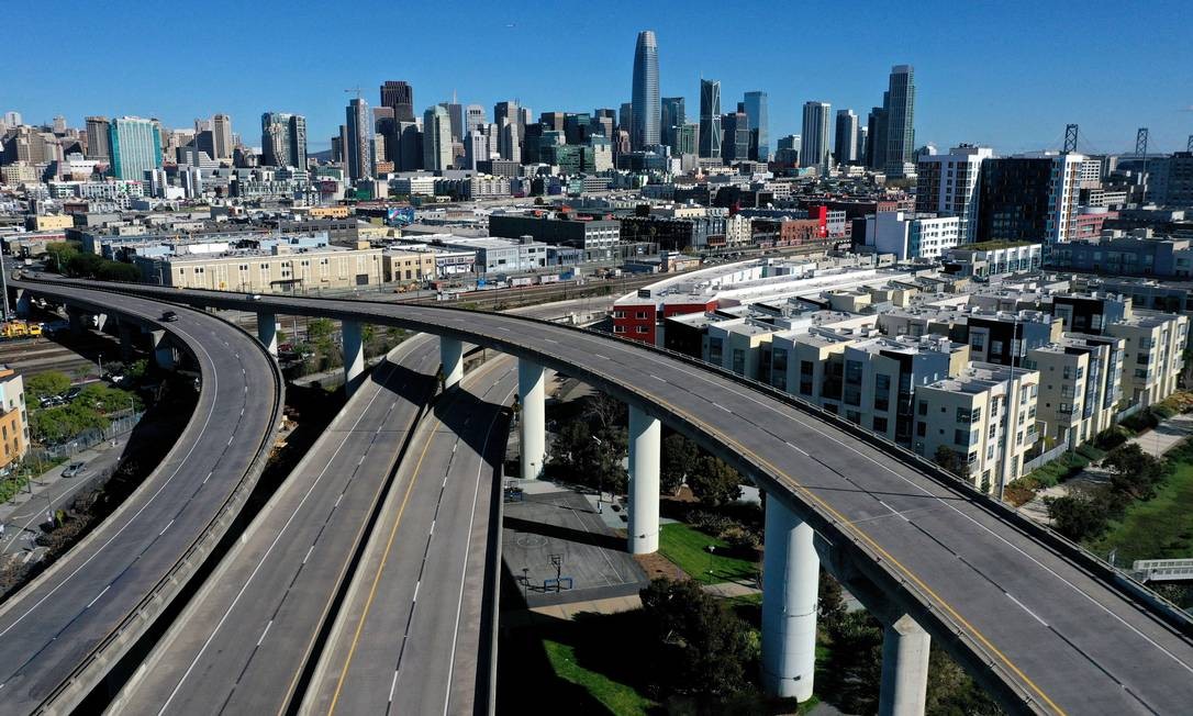 Poucos carros passam pela 280 interestadual, levando a São Francisco, Califórnia Foto: JUSTIN SULLIVAN / AFP