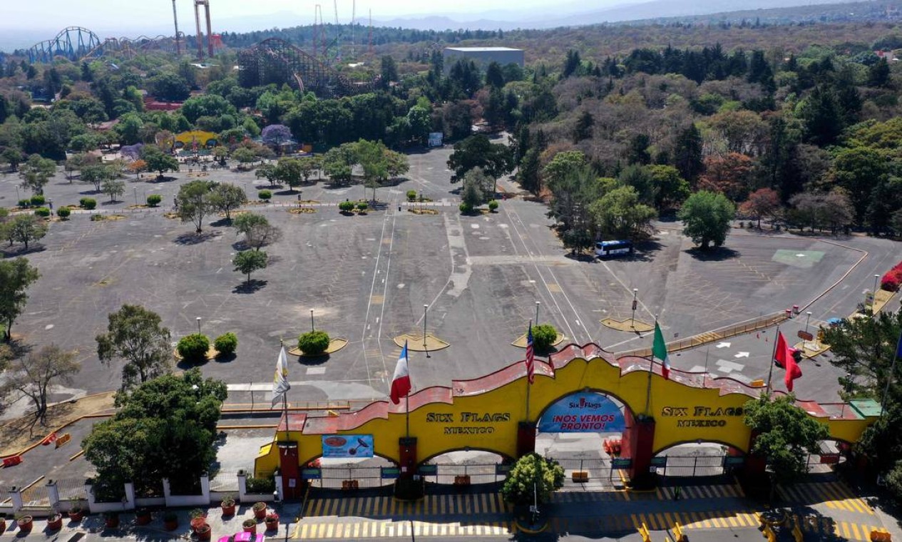 Parque de diversões Six Flags, fechado após a decisão do governo de suspender todas as atividades não essenciais para ajudar a conter a propagação da Covid-19, na Cidade do México Foto: CLAUDIO CRUZ / AFP