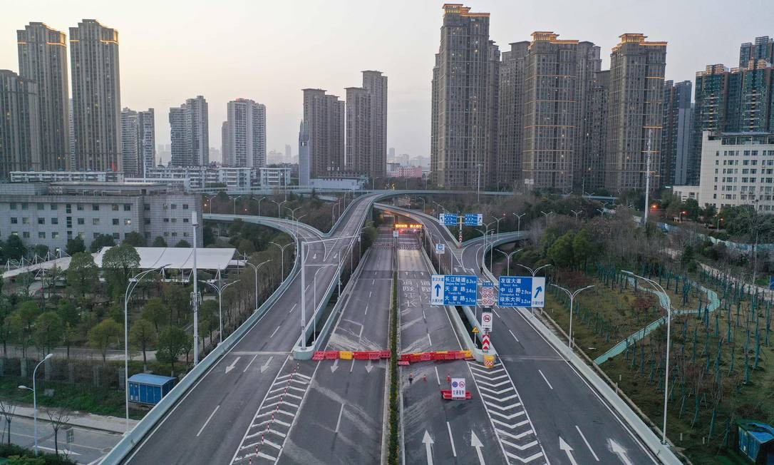 Rua vazia em Wuhan, na província central de Hubei, na China, primeiro epicentro do novo surto de coronavírus Foto: STR / AFP