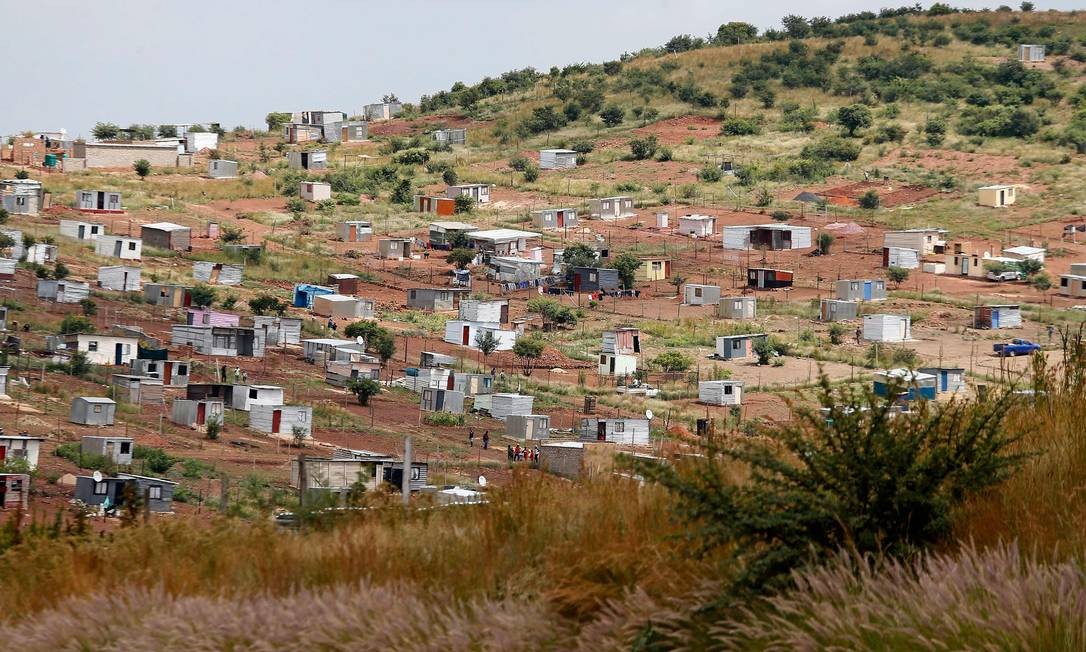 Assentamento informal de Brazzaville, perto de Atteridgeville, em Pretória, na África do Sul Foto: PHILL MAGAKOE / AFP