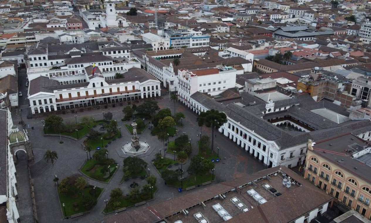 Praça Plaza Grande vazia, com o palácio presidencial de Carondelet, em Quito, no Equador Foto: RODRIGO BUENDIA / AFP