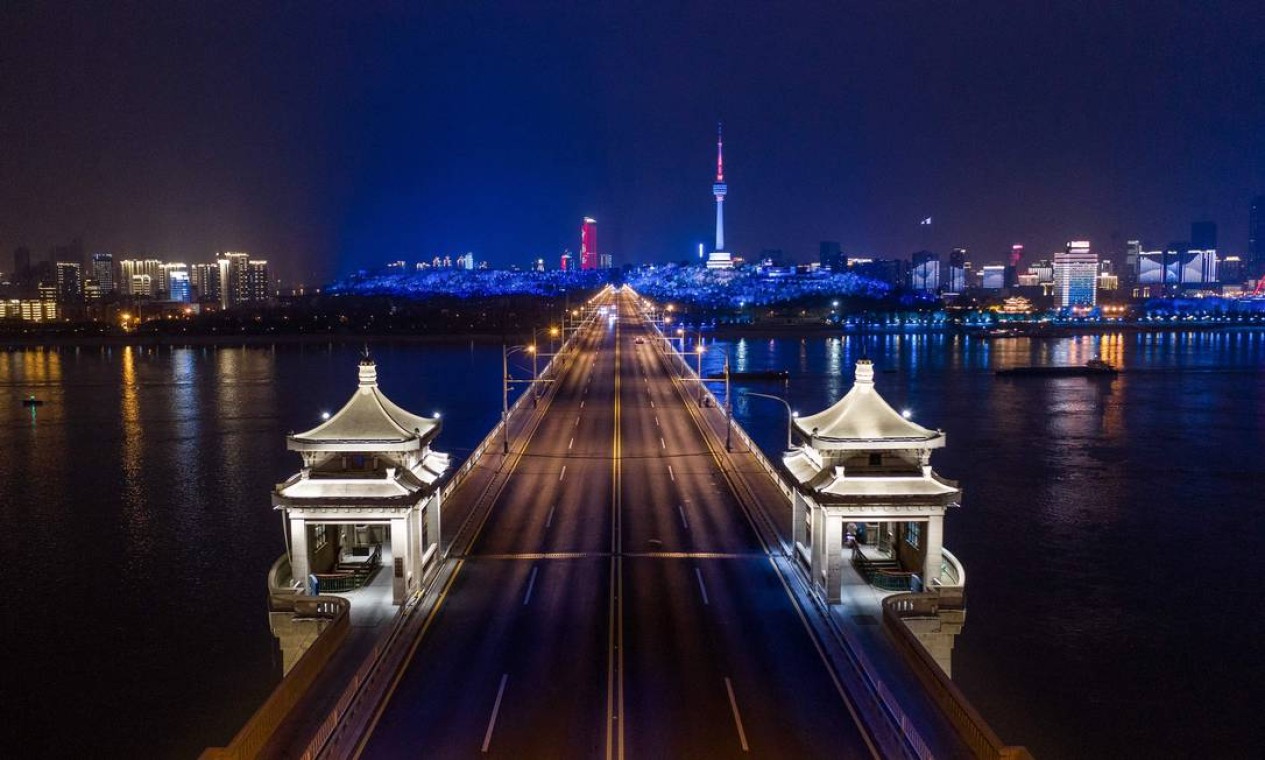 Ponte do rio Wuhan Yangtze vista à noite, em Wuhan na China Foto: STR / AFP