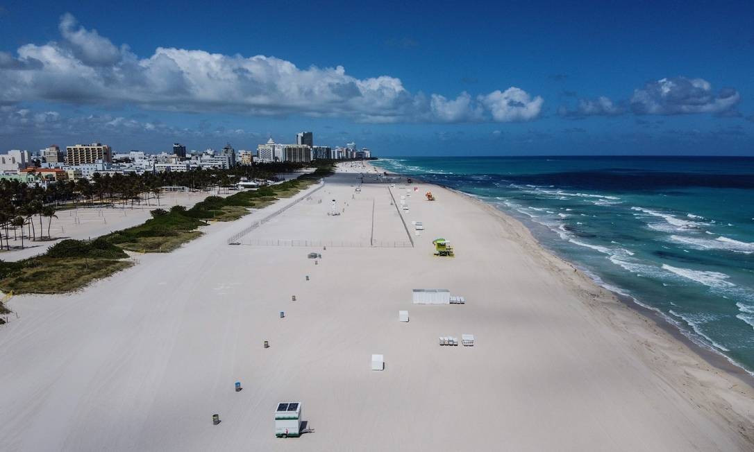 Praia de Miami Beach, Flórida, deserta em 20 de março Foto: CHANDAN KHANNA / AFP
