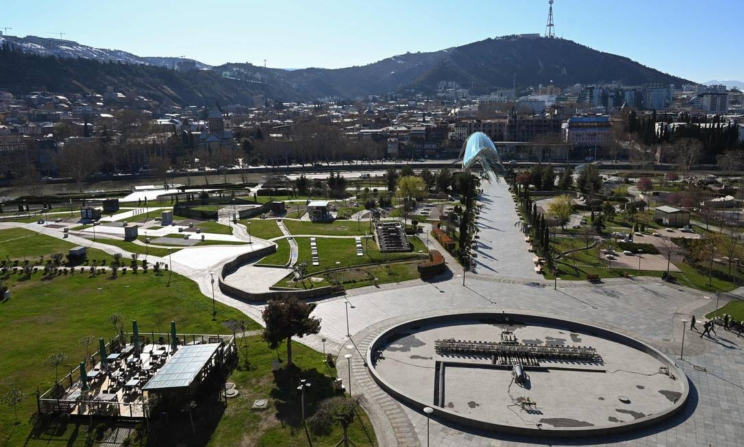 Restaurantes fechados no centro de Tbilisi, na Geórgia Foto: VANO SHLAMOV / AFP
