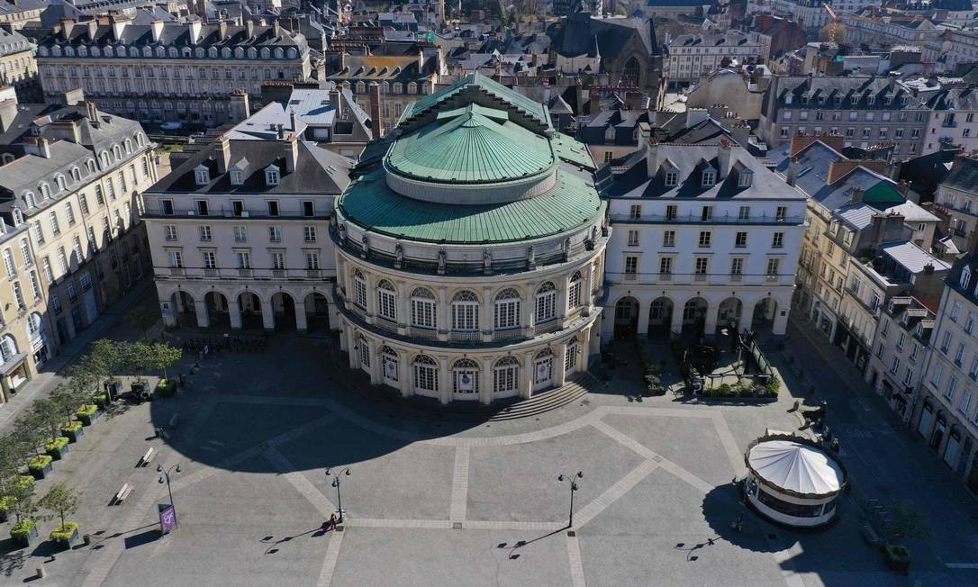 Praça vazia do centro da cidade de Rennes, na França Foto: DAMIEN MEYER / AFP