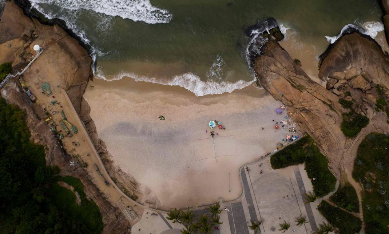 Pessoas que ainda desfrutam da Praia do Diablo, no Rio de Janeiro, Brasil Foto: MAURO PIMENTEL / AFP