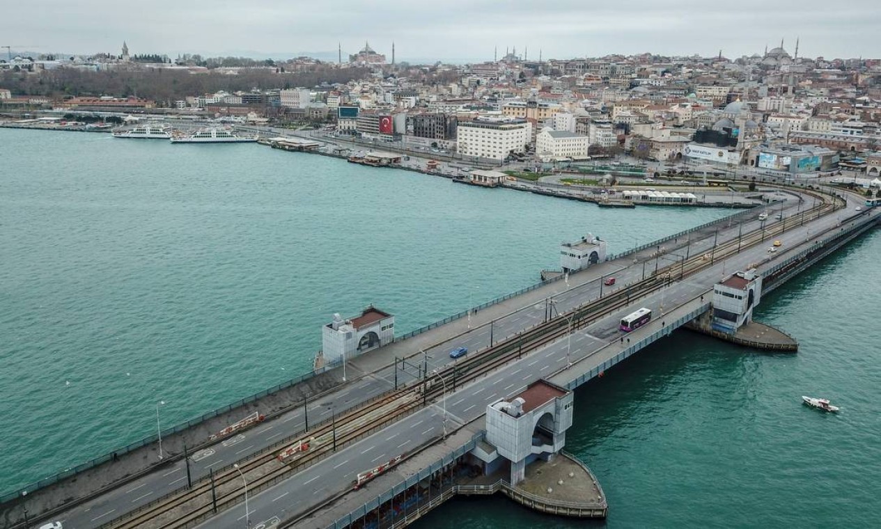 A ponte Gálata, no centro de Istambul, deserta devido ao novo surto de Covid-19 Foto: BULENT KILIC / AFP