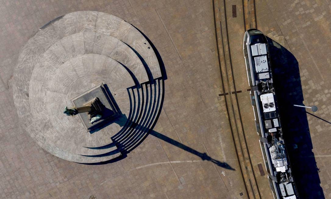 Praça Mauá vazia, na Zona Portuária do Rio de Janeiro Foto: MAURO PIMENTEL / AFP