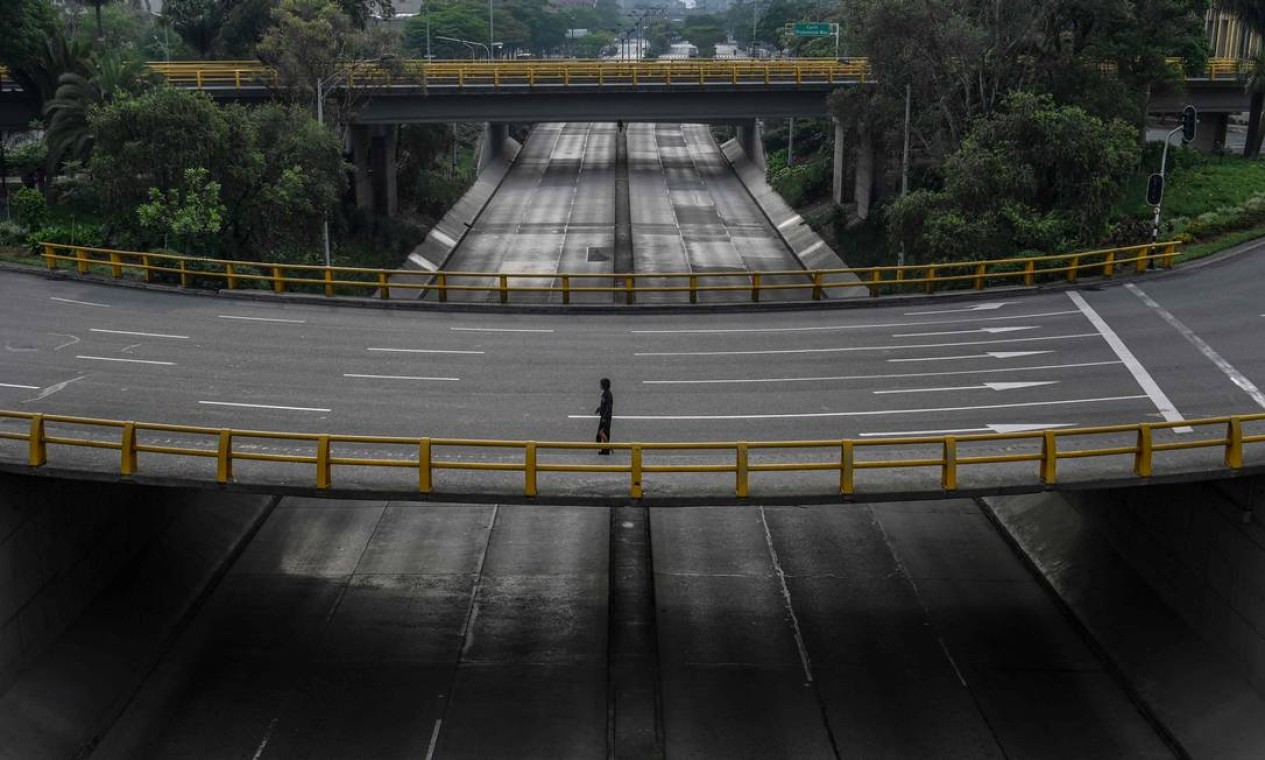 Estradas vazias em Medellín, Colômbia Foto: JOAQUIN SARMIENTO / AFP