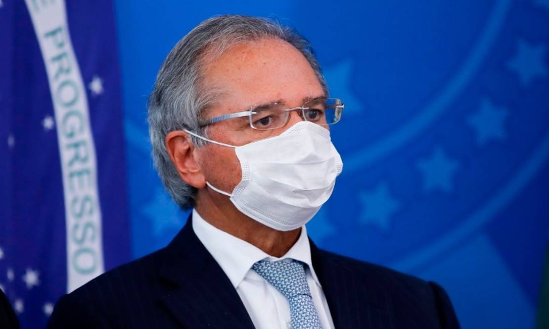 O ministro Paulo Guedes usa máscara facial durante uma coletiva de imprensa, no Palácio do Planalto Foto: AFP