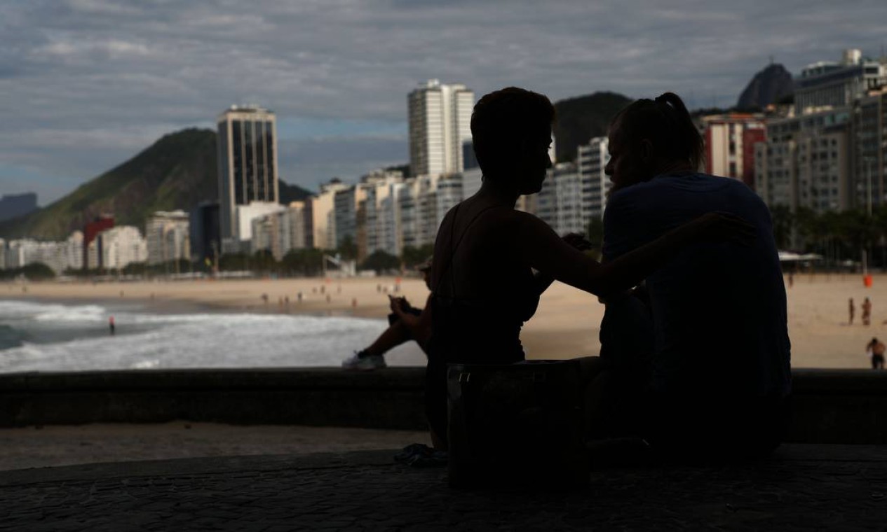 A grande maioria dos cariocas evitou ir às praias, respeitando o isolamento social, mas houve quem destoasse Foto: Fabio Motta / Agência O Globo