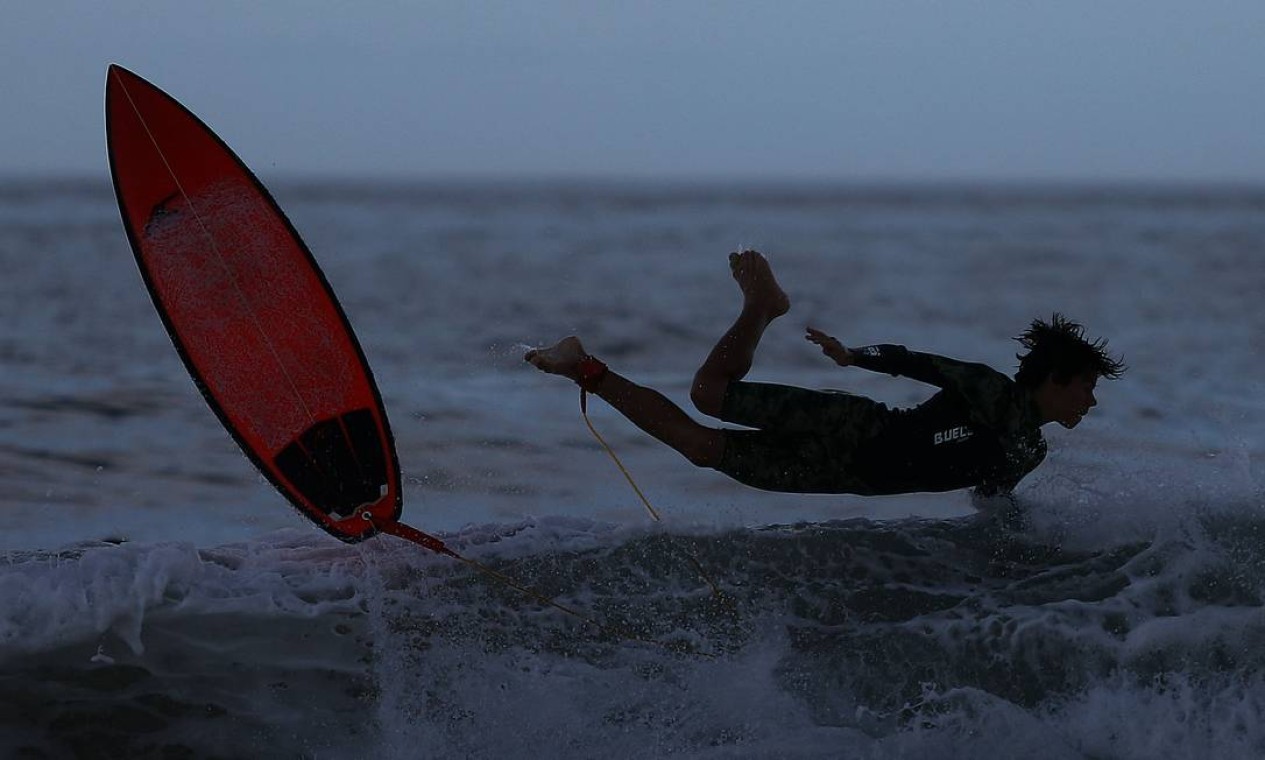 Surfista no mar do Leme nesta manhã de domingo (29) em tempos de isolamento social Foto: Fabio Motta / Agência O Globo
