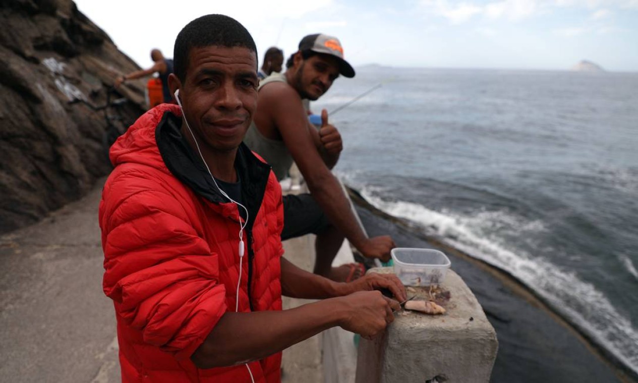 No Leme, Luiz Carlos Nascimento era um dos frequentadores do costão dos pescadores Foto: Fabio Motta / Agência O Globo