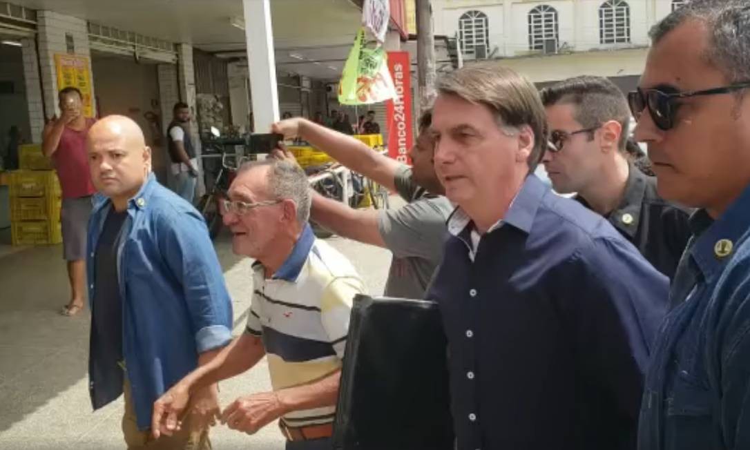 Presidente Jair Bolsonaro cumprimenta populares em cidades no entorno de Brasília Foto: Reprodução / Twitter