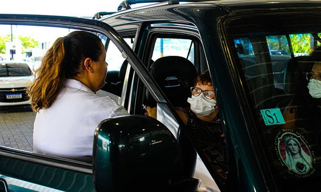 Os idosos são vacinados dentro do carro nos postos do Detran Foto: Divulgação