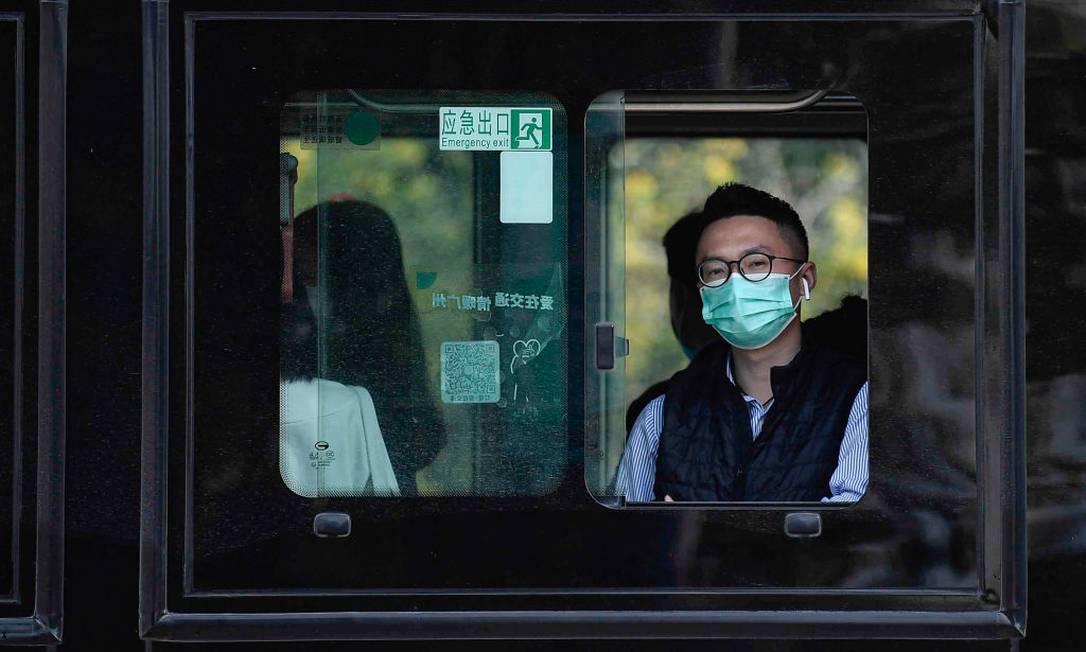Cidadãos chineses voltam a usar transporte público em retorno ao trabalho em Guangzhou Foto: Anadolu Agency / Getty Images