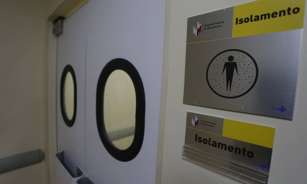 Sala amarela preparada para manter pacientes da Covid-19 em isolamento Foto: Fabiano Rocha / Agência O Globo