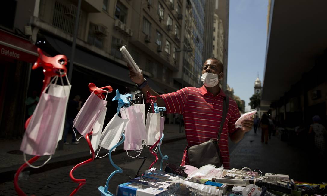 Camelô vendendo máscaras nas ruas do Rio no início da epidemia de coronavírus na cidade Foto: Márcia Foletto / Agência O Globo