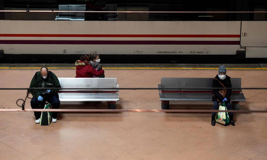 Pessoas usam máscara de proteção no metrô de Madri. Foto: OSCAR DEL POZO / AFP