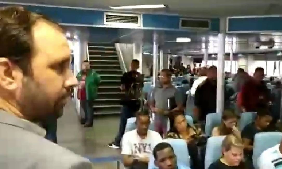 Frame de vídeo de Flávio Serafini, que inspecionou embarcação: proximidade entre passageiros Foto: Divulgação