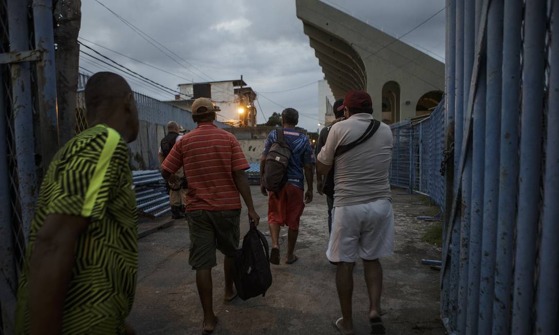Pessoas em situação de rua acolhidas no Sambódromo do Rio, em 30 de março de 2020, para evitar a propagação da Covid-19 Foto: Alexandre Cassiano / Agência O Globo
