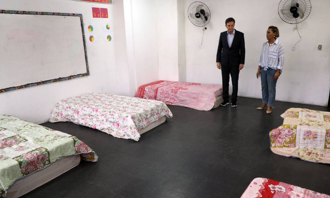 Quartos têm seis camas, um metro distantes umas das outras. Prefeito esteve no local na segunda-feira Foto: FABIO MOTTA / Agência O Globo