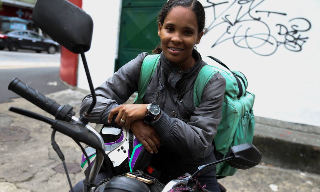 Fernanda Honorata faz entregas de moto Foto: Pedro Teixeira / Agência O Globo