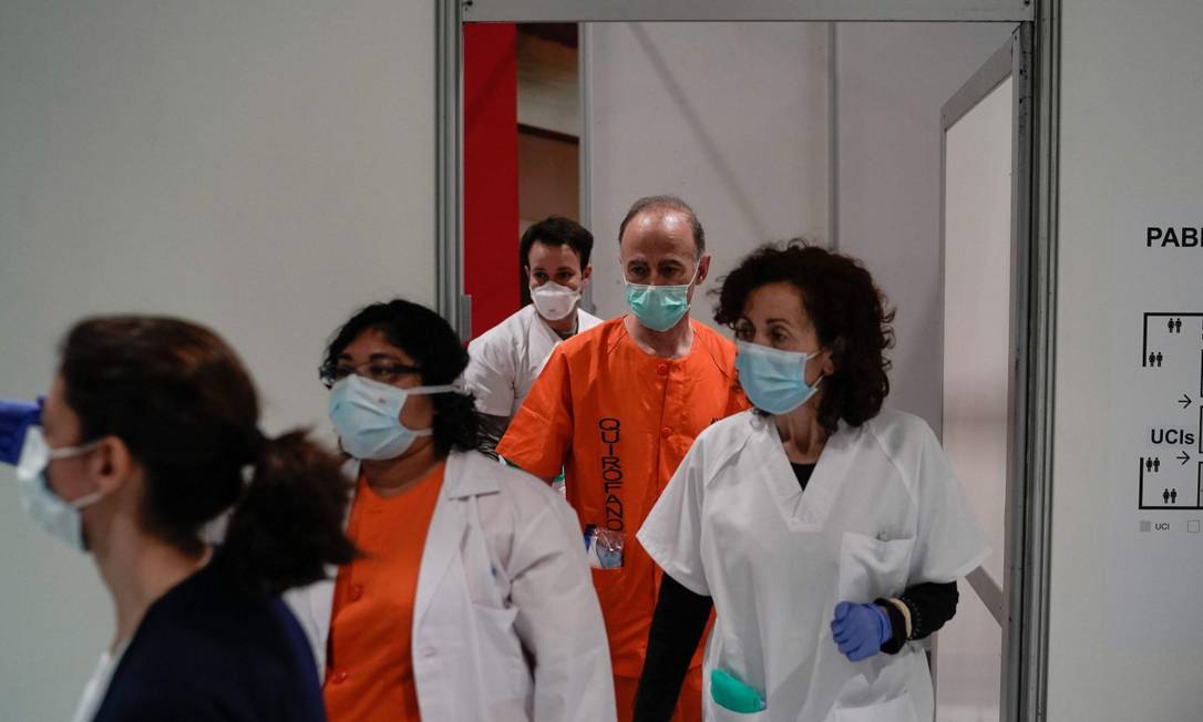 Medicos trabalham em hospital de campanha em Madri Foto: HANDOUT / AFP