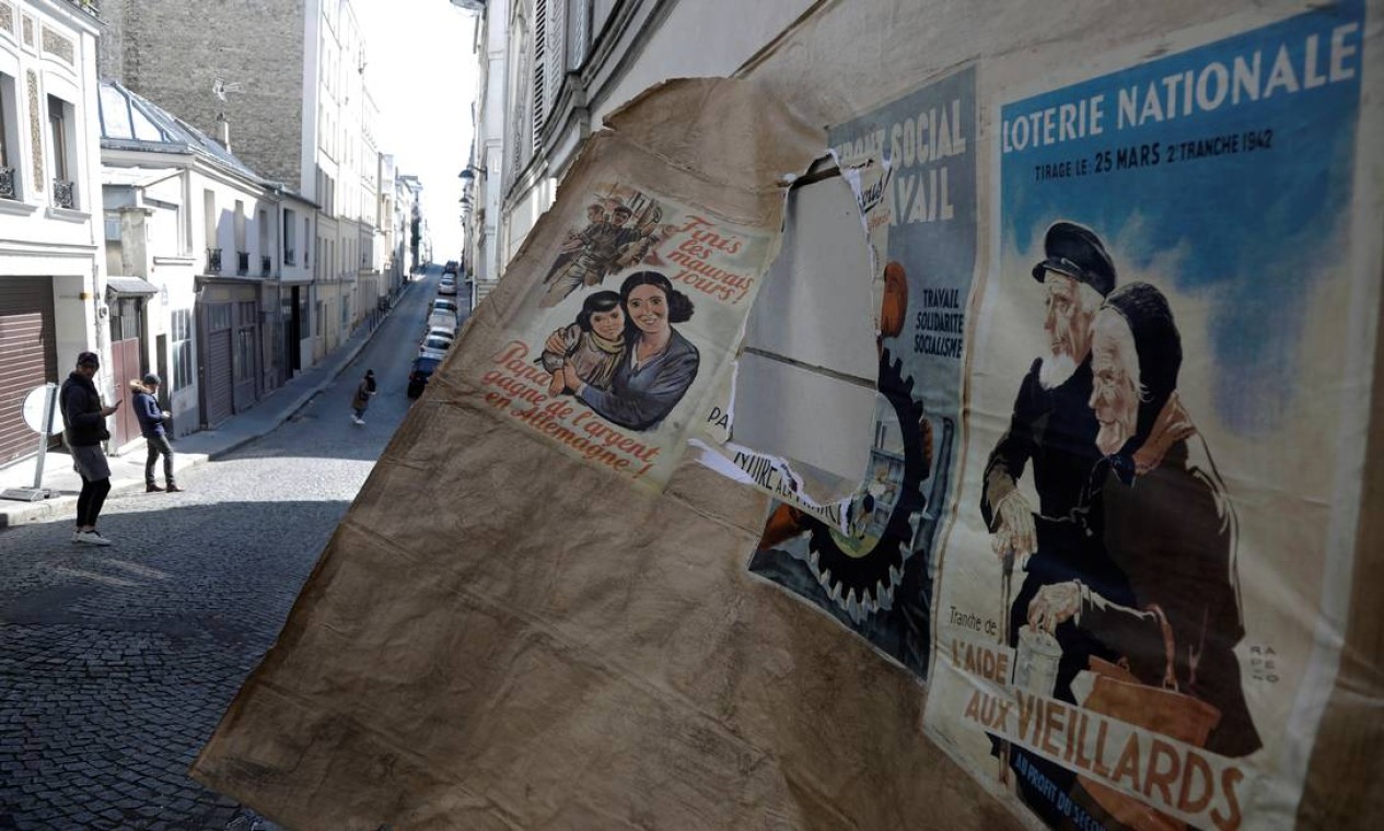 Propaganda da Segunda Guerra Mundial é vista em Montmartre, em Paris Foto: CHARLES PLATIAU / REUTERS